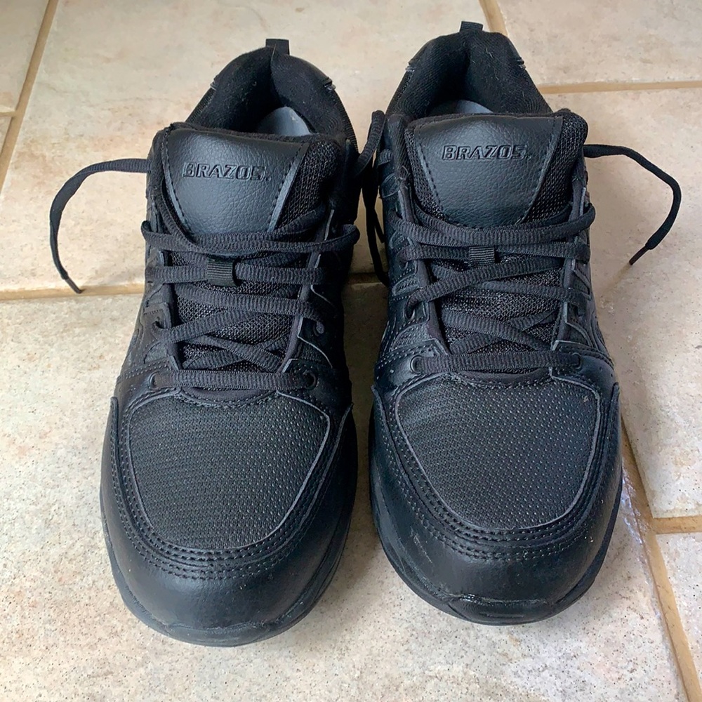 Men’s slip resistant shoes